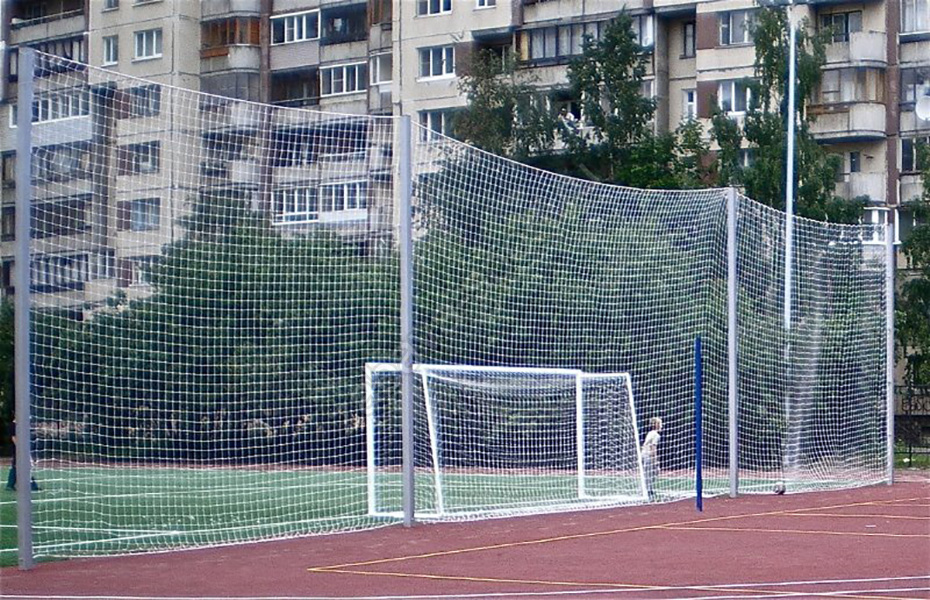 Спортивная площадка с заградительной сеткой