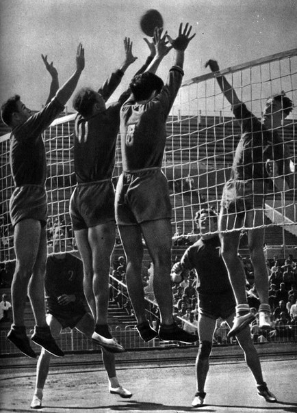 история волейбола- черно белая фотография
