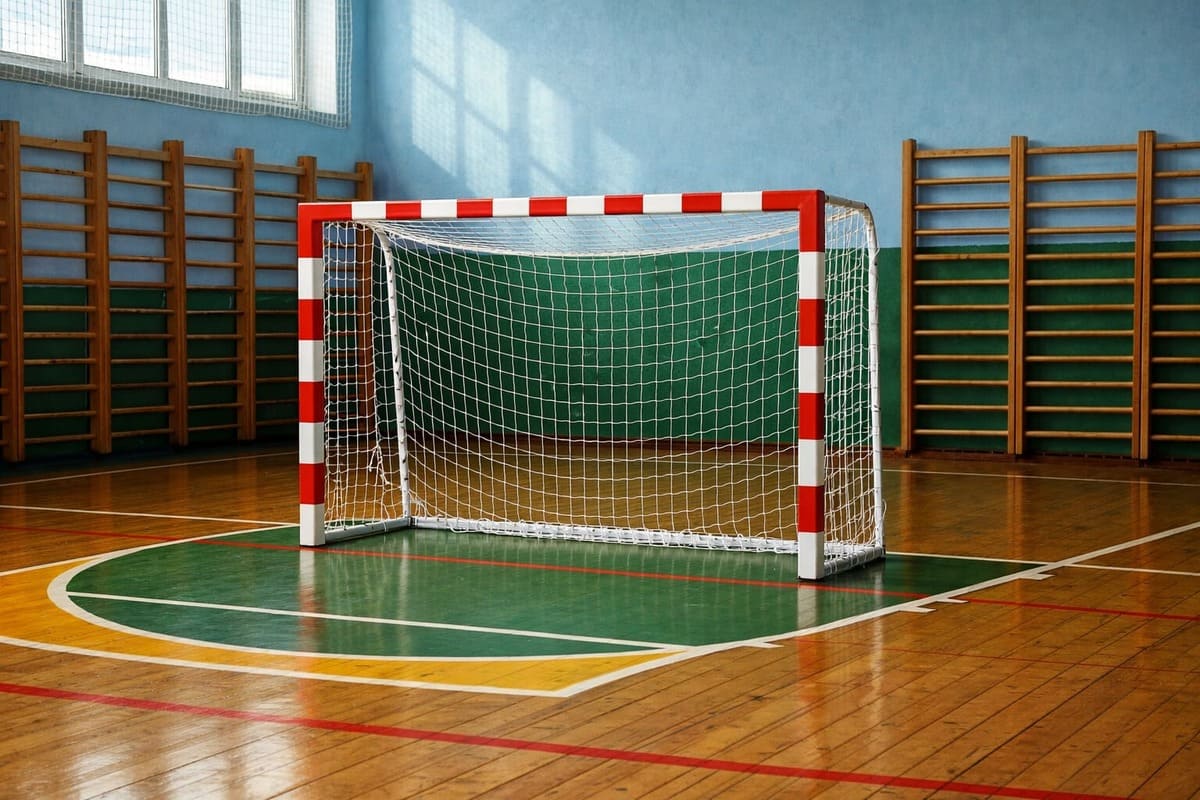 Оснащение спортивных объектов для мини-футбола: ворота, разметка и спортивное оборудование